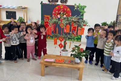 Hôm nay, các bạn nhỏ lớp 3 tuổi C- Trường mầm non Bích Đào đã có một buổi trải nghiệm vô cùng sôi nổi và ý nghĩa với hoạt động tạo hình làm dây pháo Tết.