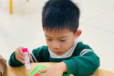 Nhân dịp kỷ niệm Ngày thành lập Quân đội Nhân dân Việt Nam 22/12, các bạn nhỏ lớp 3 tuổi A_Montessori – Trường Mầm non Bích Đào đã cùng nhau tham gia các hoạt động tạo hình làm “ống nhòm tặng chú bộ đội” và ” cùng nhau hành quân tập luyện”