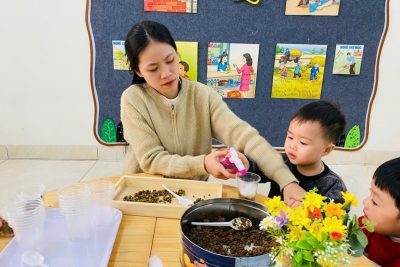 Hoạt Động Trải Nghiệm “Bé Trồng Hành” trong cốc nhựa của các bé lớp 3 tuổi A Montessori Trường Mầm Non Bích Đào
