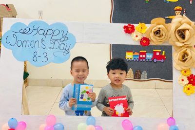 Kỷ niệm Ngày Quốc tế Phụ nữ mùng 8/3, các bé lớp 3 tuổi A Montessori, đã có một hoạt động thật ý nghĩa và tràn đầy yêu thương: Làm bưu thiếp tặng bà, tặng mẹ và cô giáo