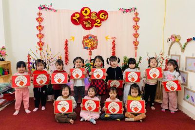 Hoạt động: Làm thiệp chúc tết của các bé lớp 3 tuổi A Montessori