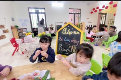Hoạt động trải nghiệm ” Bé làm vòng tặng mẹ” lớp 5 tuổi A – Montessori- năm học 2025-2026