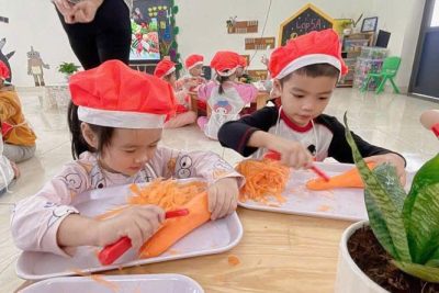 Hoạt động trải nghiệm ” Nạo cà rốt”, lớp 5A – Montessori, năm học 2025-2026
