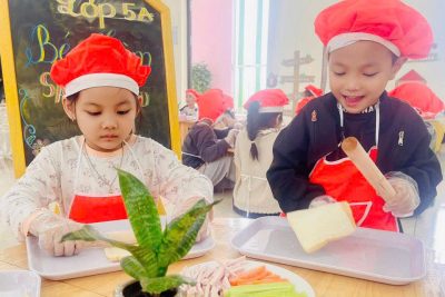 Hoạt động trải nghiệm “Bé tập làm SANDWICH cuộn”, lớp 5 tuổi A – Montessori, năm học 2025-2026