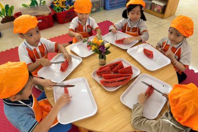 Hoạt động trả nghiệm ” Bé làm nước  ép dua hấu”, lớp 5 tuổi D, năm học 2025-2026
