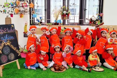 Hoạt động: Các bé lớp 2 tuổi A trải nghiệm giã muối vừng lạc