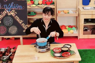 Hoạt động: Các bé lớp 2 tuổi A trải nghiệm giã muối vừng lạc