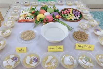 Hoạt động trải nghiệm Nặn bánh dày ngày giỗ tổ Hùng Lớp 4 tuổi A